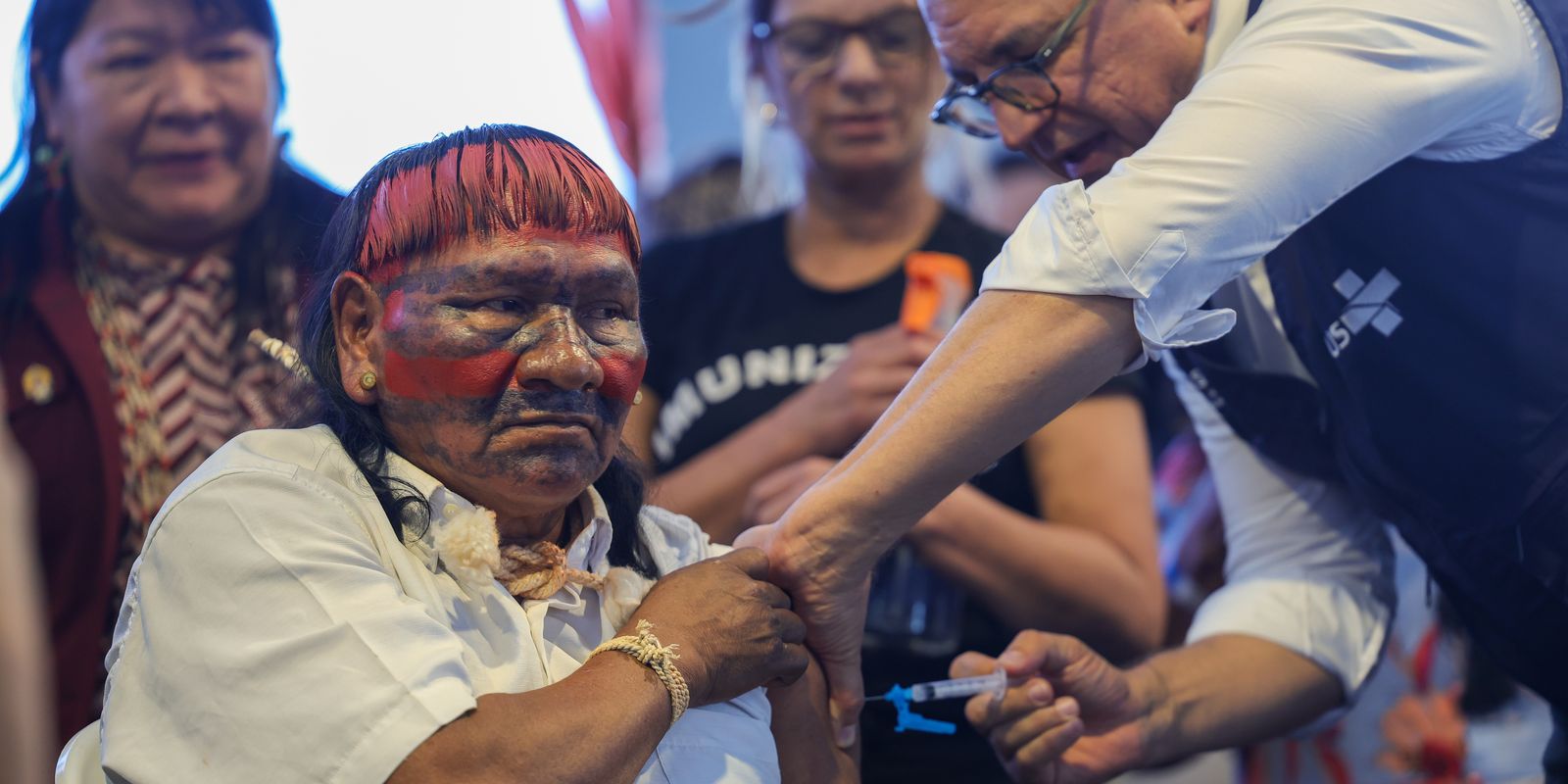 Padilha vacina líderes indígenas para mostrar segurança do imunizante